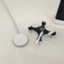 Kreeg vandaag deze microscopische drone binnen. Ter vergelijking naast een Apple Watch-lader. #CheersonCX10A 