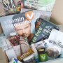 Een doos vol favoriete producten! Samen met de dames van @holistiknl mocht ik deze @healthbox_nl vullen. Voor vrouwen én mannen dus. Noodles, crèmes, proteïne drankjes, bars, granola, tandpasta, magnesium, noten, GYM magazine, Vitamin Store Magazine, deo, cannabis olie... nou ja, echt lekkere dingen. Goede producten. Vind je het leuk? Dan kun je er op de site van @healthbox_nl (link in bio) eentje bestellen. Zolang de voorraad strekt. Geniet ervan!