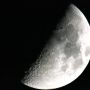 今宵は上弦の月、いい感じに撮れた！