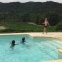 Boys aan het zwemvoetballen. 