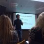 @MarkdeWinter @erwblo OK, herkansing: Eric Smit trekt publiek met blonde vrouwen.