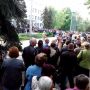 Что может заставить людей терпеливо стоять такие очереди? Вопрос действительно очень важный. Неподдельно важный 