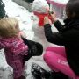 Samen met mama een sneeuwpop maken. #cs