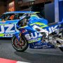【東京オートサロン2017】新型スイフトのカスタマイズカー「RACER RS」はカラーリングのイメージとなったMotoGP参戦車GSX-RRと仲良く並んでの展示 