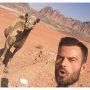 Ik was kalmpjes mijn middagmaal aan het herkauwen toen plots deze local Hero over mijn schouders hing. Same, same.. zei mijn gids toen hij even later deze foto zag. #wadirum #hagelslag