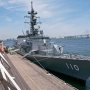 【横浜開港祭 護衛艦たかなみ一般公開】「OH!! TAKANAMI!!!」と言ったかどうか定かではないが外人さんも興味深そうに護衛艦を眺める 