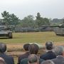 【武器学校・土浦駐屯地開設63周年記念行事】最後は戦車隊が前進してきての一礼でアトラクションは終了 いつの間にが後ろが凄い事になってたｗ