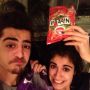Wij zaten keurig klaar met chips, maar niemand belde aan. Maar nu mag fatma wel alles opeten...