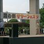 準備の進むサマーフェスタ会場 おっちゃんもギターひいてた