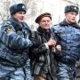 Кстати.. Вот этот белоленточный был переводчиком у и итальянского фотографа и лежит сейчас в морге без головы 
