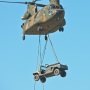 【習志野駐屯地 降下訓練始め】チヌークさんが高機動車と迫撃砲を持ってｷﾀ━━m9( ﾟ∀ﾟ)━━!!