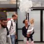 Bruidsmeisje vangt bruidspaar op. #cs