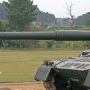 【武器学校・土浦駐屯地開設63周年記念行事】てな訳で準備完了 10式には砲身を車体がどんな体勢になっても一定の角度に保つシステムが備えられているとの事で実演スタート ♪