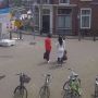 Er is zo weer een gospelmis verderop in de straat. Awesome dat rode pak van hem :)