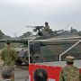 【武器学校・土浦駐屯地開設63周年記念行事】10式戦車は来賓の方々の居並ぶ真ん前に停車