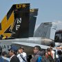 【厚木基地日米親善春まつり2016】F/A-18Eは今回、見学出来るエリアに4機が展示されました 特に機体の周りにロープ等も張ってなかったので人だらけｗｗｗｗｗｗ 