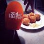 Bitterballen eten, het zou je werk maar zijn. 