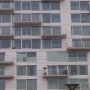 Je vraagt je toch af wat daar in dat met karton en doek geblindeerde appartement gebeurt.
