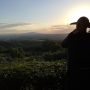Papa en de ondergaande zon in Italië