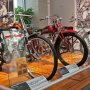 【Honda Collection Hall 2016】補助エンジンを搭載されたチャリが並ぶ 製品化されたのはエンジンのみでチャリは他社製の模様 