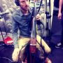 Volledige concentratie terwijl de cello wordt opgewarmd door @perquinator.. Straks live te horen met @Kris_Berry! #3FM