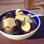 Goodmorning! While we're eating a lot of good burgers and mexican food here in the States, I'm keeping the breakfasts healthy ☺️ #campinglife #breakfast #california #sunonmyface #fruit #granola #yogurt #healthybowl #roadtrip #travellers #nomads