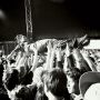 Wat nou verboden te crowdsurfen. Heldinnen meisje bij Black Lips op #BKS13. 