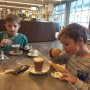 K. En T. En warme chocolademelk. 