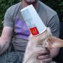 Hond aangevallen door Mc Donalds beker....
