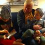 T leest voor. 