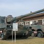 【武器学校・土浦駐屯地開設63周年記念行事】同駐屯地では多くの車両が敷地内に常設展示されています ここからはそれを掻い摘んでご紹介 まずは99式自走155mm榴弾砲 これは試作機のようです 砲身長いｗｗｗ