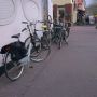 Kijk, #woerden dit gebeurd er als de fietsenrekken weggaan, dan zetten mensen hun fiets tegen mijn winkel