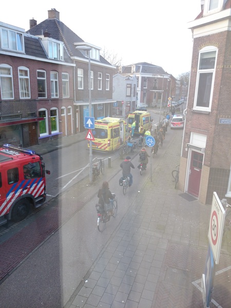 Spanning en sensatie in de straat, is dus voor naast mij, kan door de muur heen alles horen, creepy #haarlem