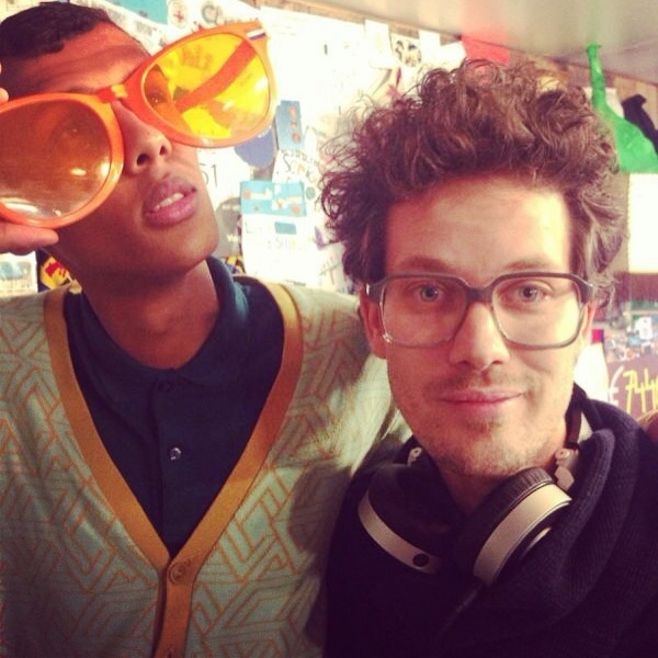 Baas boven baas. Die van @Stromae is groter dan die van @paul3fm. En z'n bril ook... #SR13