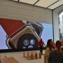 @theloop @jdalrymple Those screens were already a thing since the store in Brussels: 