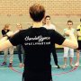 Naast de trainingen met ouders en hun kinderen geven we met @speelkwartier les op middelbare scholen. Sport, spel... plezier in bewegen. Gisteren mochten we bij @rtllatenight bekend maken dat we vanaf 1 september dankzij de @gemeenteamsterdam gratis trainingen aan mogen bieden voor alle jongeren op de stadspas. Een uniek project, waardoor we heel veel jongeren (en ouders) in beweging kunnen krijgen. Een jaar lang, elke week, in alle Amsterdamse parken. Je kunt je nu voor die trainingen inschrijven via de site van @speelkwartier Daar vind je ook meer informatie over dit project in de strijd tegen het bewegingstekort. #trots @vondelgym