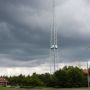 De mast van #rtvoost met donkere lucht. #weeroverijssel #hengelo