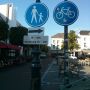 Iemand een idee wat deze borden combinatie op de Sittardse markt in @sittardgeleen betekent?