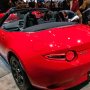 【東京オートサロン2017】ブース中央に展示されたノーマルのロードスターは初代の赤を忠実に再現した「クラシックレッド」仕様 この色は2月末日までの期間限定販売だそうです 