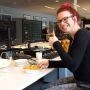 Ha, @MarijkeDeborah heeft taart meegenomen voor 20.000 likes voor #rtvoost op Facebook. #vindikleuk