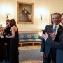 Deze foto van Obama met Justin Timberlake heeft een hoog meme gehalte. 