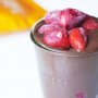 Chocolade, banaan en bevroren aardbeien in een heerlijke proteïnerijke smoothie van @orangefit.nl. Even kort blenden en klaar! 🍌🍓 Ingrediënten 
1 scoop Fit Green Protein chocolade
100 gram bevroren aardbeien
1 (bevroren) banaan
100 ml water
150 ml amandelmelk ongezoet
Genieten maar! #vruchtensmoothie #smoothie #orangefit