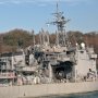 【YOKOSUKA軍港めぐり】今度は自衛隊側の基地エリアに進入 まずは潜水艦救難艇母艦ちよだがお出迎え