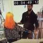 Je zou denken dat ik hier de modecollectie van de innemende @the_loenatik sta te verwoesten. Maar eigenlijk is dit gewoon de scène waarin Loena vertelt over haar transitie van man naar vrouw. En dat doet ze fantastisch. Sterke jongevrouw. #hijiseenzij vanavond om 21:20u op @npo_3 #transgender #inspreken
