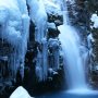 厳冬期、雄飛の滝は氷柱で覆われます