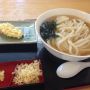 花園町にある讃岐うどん店、みやび。ここの讃岐うどんは旨し！今日は暑いのでひやひやをば。いりこ出汁がたまりませんなぁ（≧∇≦）
天ぷらまでサービスしてもらい大満足！！