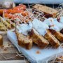 Carrot cake recept van @chefmetlef (20 plakjes)
Wat heb je nodig?
50 gram tarwe of speltbloem
50 gram meel (volkoren)
50 gram havermoutvlokken
1 zakje bakpoeder (9g)
1 Banaan
Snuf zout
50 gram magere kwark (Deze skippen als je vegan bent)
50gram Walnoten *Gechrushed
1 Grote wortel *Geraspt
1 klein blokje Gember *Geraspt
1 theelepel kaneel
1 theelepel nootmuskaat
100-150ml Water
*100gram Eiwitpoeder
Eiwitpoeder kan je toevoegen voor meer eiwitten en een mooier balans in de cake qua voedingswaarde. Als je dit niet toevoegt, voeg dan i.p.v. 50gram, bloem, meel en havermoutvlokken 85gram van de bloem, meel en havermoutvlokken toe

TOPPINGS
50gram Skyr Honing
10-15 Geraspte kokos
30gram Geraspte wortel
Of
Witte Choco Spread

BEREIDINGSWIJZE
Voeg alle ingrediënten voor het beslag bij elkaar in een kom Voeg eerst 50ml water toe en mix het beslag met een gaarde. Voeg meer water toe naarmate je het beslag mixt. Zorg dat het wel redelijk dik blijft. Laat het beslag minimaal een half uur rusten/rijzen. Als het goed is heb je de oven al een half uur geleden op 160graden gezet. Als het beslag gerezen is mag je het in een bakvorm gieten. * Tip, doe eerst bakpapier in je bakvorm/cakevorm en giet daar het beslag in. Zo krijg je de cake er makkelijk uit als het klaar is. 
Nu mag de cake 20-30 minuten de oven in. Dit ligt aan de bakvorm die hebt. Als je een diepe/hoge cakevorm hebt kan het iets langer duren. Dus steek je na 15-20 minuten een saté stokje in de cake, haal je deze er langzaam uit..... Als er amper iets aan blijft plakken is de cake klaar. Zit er nog veel beslag aan het stokje moet de cake nog even langer in de oven blijven. #carrotcake #recept #snack