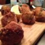 Als jullie risotto maken, willen jullie dan alsjeblieft teveel maken, zodat je genoeg hebt voor arancini?
