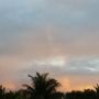 De avond viel met een regenboog. 
