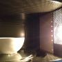 Ehm, wat denken jullie? Hoort dit bruine, plastic-achtige paneeltje in mijn IKEA-magnetron? Gaat er niet zomaar uit. 